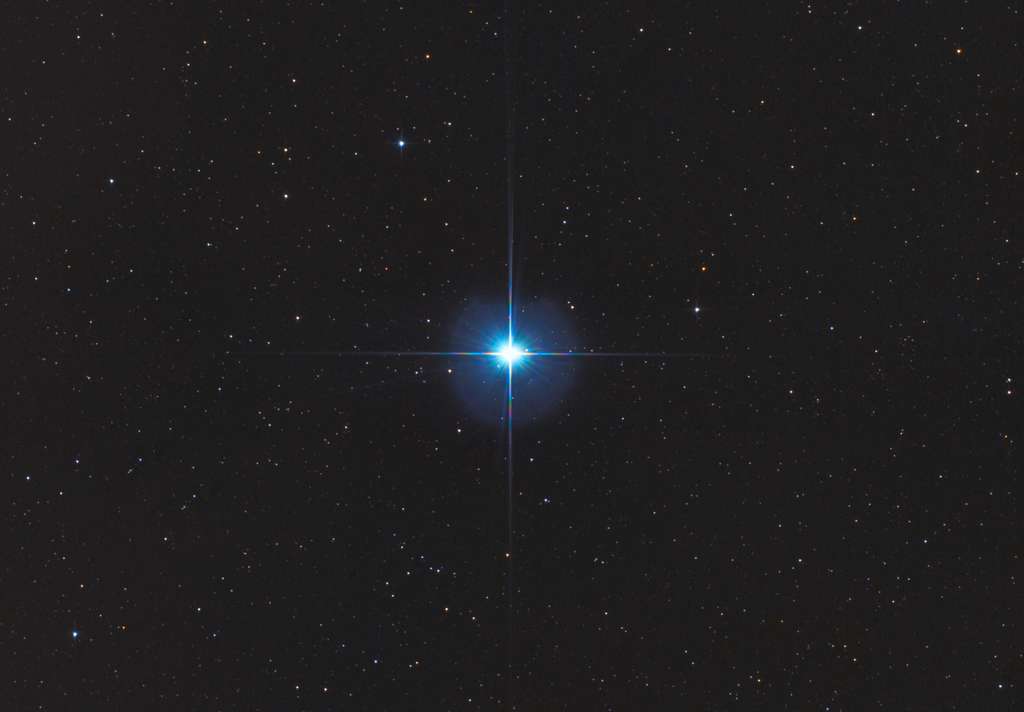 Véga, dans la Lyre, est l'une des étoiles les plus brillantes du ciel terrestre. De type A, elle est deux fois plus massive que le Soleil et luit d'un éclat bleu vif. En raison de la précession de l'équinoxe, Véga joue le rôle de l'étoile polaire (qui indique le pôle nord céleste) tous les 26.000 ans. © infinitalavita, Adobe Stock