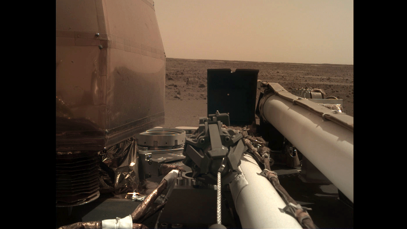 Dans cette séquence prise lors du Sol 1 (premier jour martien), InSight déverrouille son bras robotique. © Nasa, JPL-Caltech
