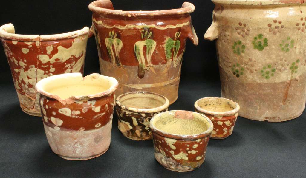 Pots à conserve de toutes tailles en céramique engobée ou terre vernissée : utiles et esthétiques. © Inrap