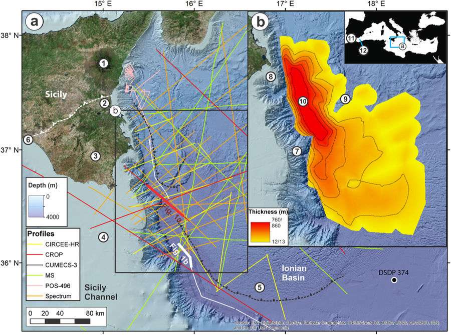 Le dépôt de sédiments se situe à proximité de la Sicile. La carte (a) est une carte bathymétrique, montrant la profondeur du canal de Sicile et de la mer Ionienne. La carte (b) relève les variations d’épaisseur du dépôt, situé au pied de l’escarpement de Malte en (7) et du canyon de Noto en (8). © Aaron Micallef et al., Scientific Reports, 2018