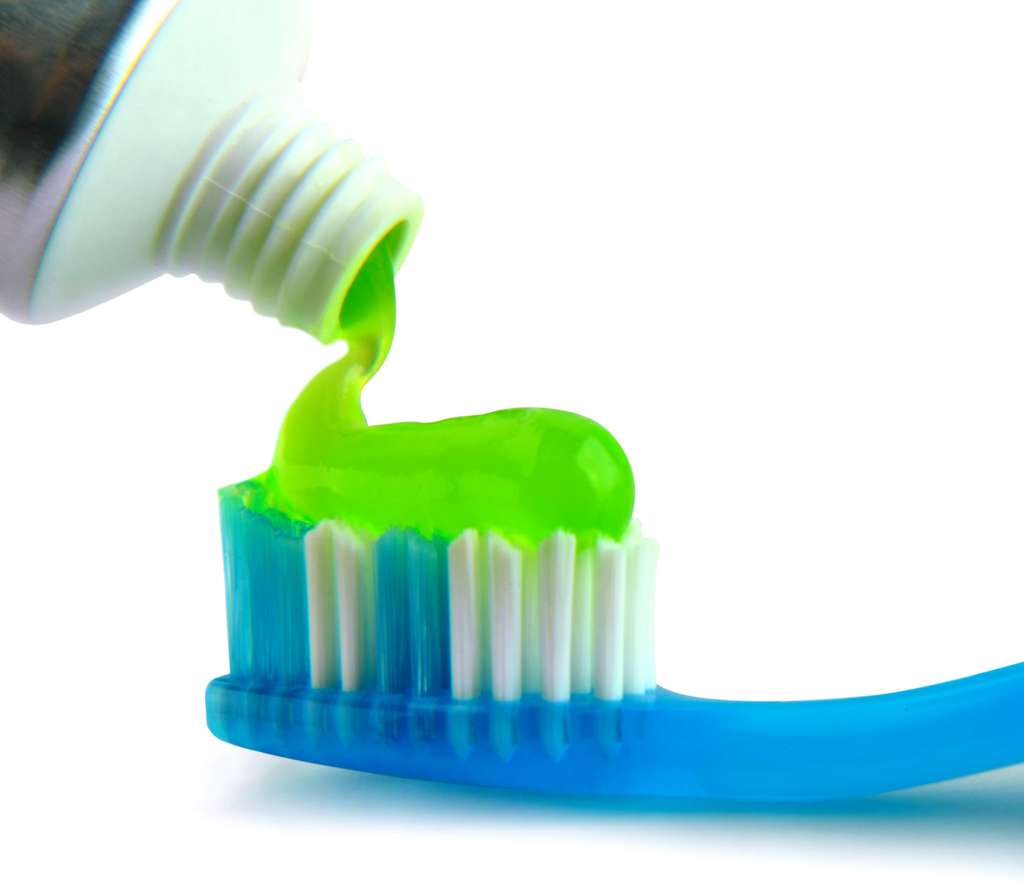 Dentifrice étalé sur une brosse à dents et mousse à raser : deux matériaux du quotidien facilement modelables, et qui peuvent s’écouler. © Philippe Coussot, DR