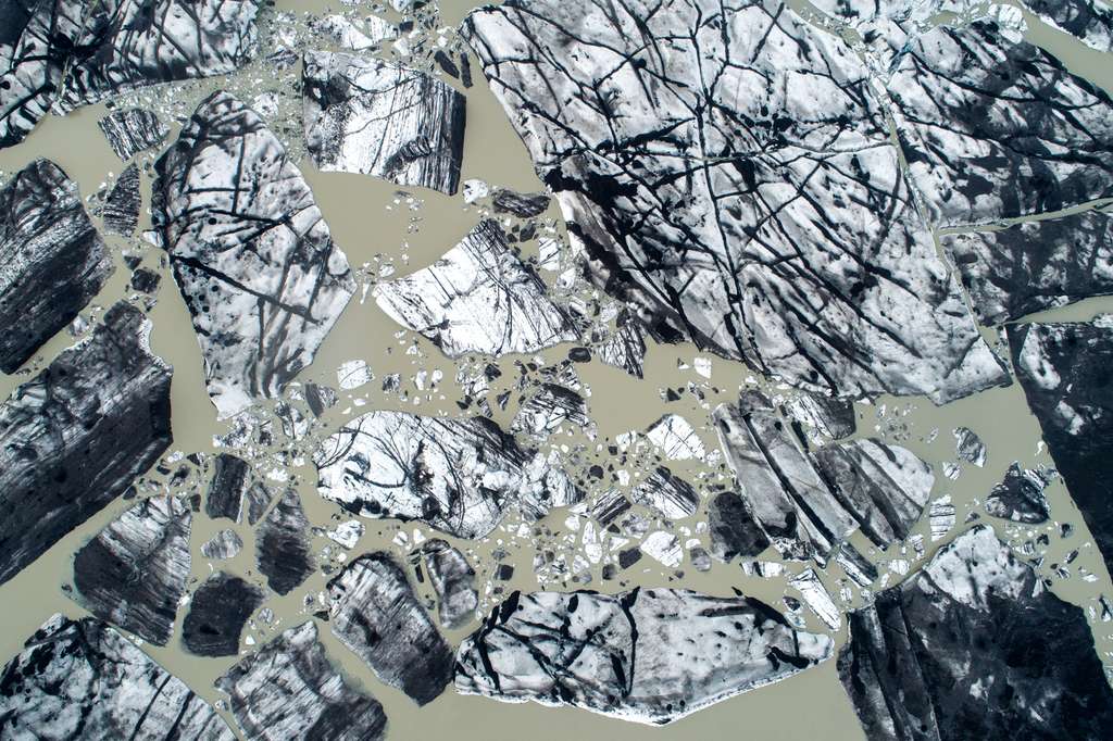 L'Islande vue du ciel : tableau abstrait d'un glacier qui vêle L'Islande vue du ciel : tableau abstrait d'un glacier qui vêle