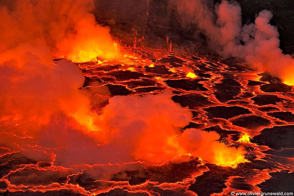 Des bulles crèvent la surface du lac de lave du Nyiragongo Des bulles crèvent la surface du lac de lave du Nyiragongo