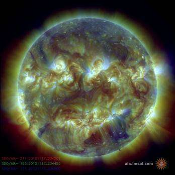  Image trichromique de l'atmosphère du Soleil obtenue avec le satellite SDO. Chaque couleur correspond à de la matière solaire de température différente. © SDO, Nasa