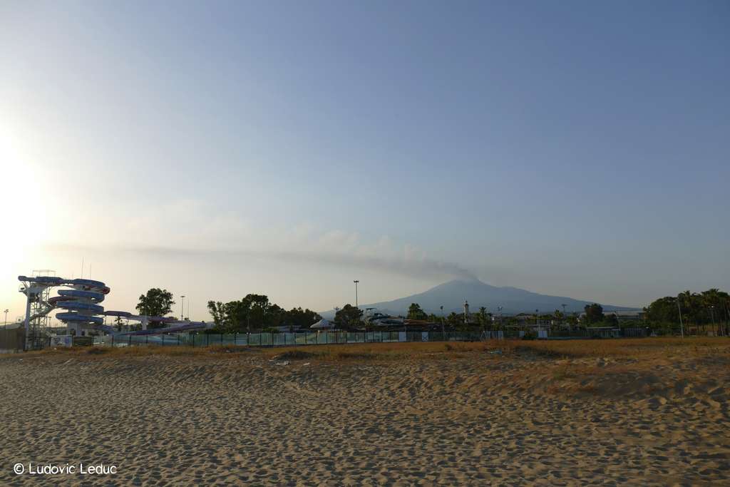 En ce 3 juin, l’émission de cendres du Cratère Sud-Est est continue et forme un nuage de cendres parfaitement remarquable, ici depuis la plage de Catane. © Ludovic Leduc