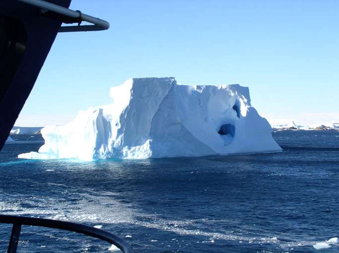Iceberg au large de Dumont d'Urville, en Antarctique Iceberg au large de Dumont d'Urville, en Antarctique