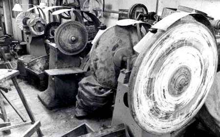 Postes de polissage dans l’ancienne usine de manches de couteaux en corne Barland. Photo Inventaire R. Choplain, R. Maston © Inventaire général, ADAGP, 2003.