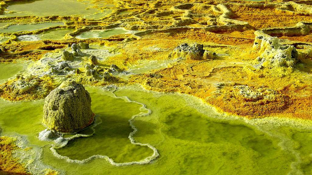 Source près du volcan Dallol, en Éthiopie Source près du volcan Dallol, en Éthiopie