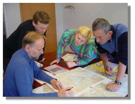 Avant une sortie sur le terrain, les géologues islandais me conseillent sur les sites intéressants © C. Frankel