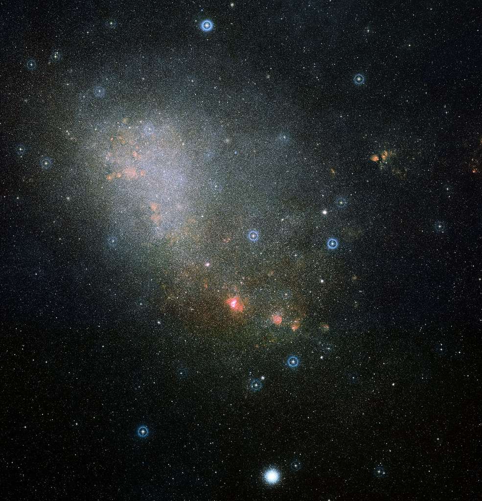 Cette image du Petit Nuage de Magellan a été obtenue par combinaison de deux photos prises par le Digitized Sky Survey 2. © Davide De Martin, Esa, Hubble, Digitized Sky Survey 2
