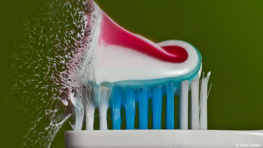 De la pâte dentifrice qui explose De la pâte dentifrice qui explose