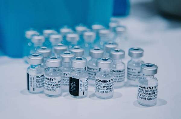 Le vaccin à ARN de Pfizer-BioNTech. © Mat Napo, Unsplash