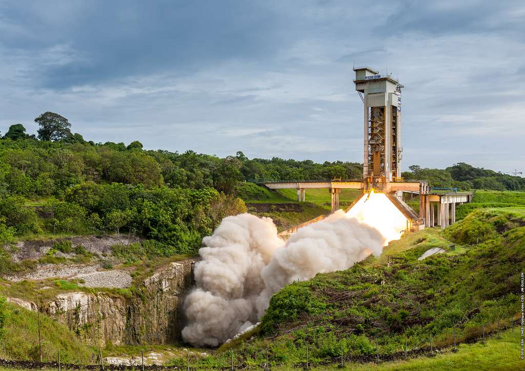 El P120C, el motor monolítico de combustible sólido más grande del mundo, se probó con éxito en el Centro Espacial de Guyana.  © ESA, Cnes, OptiqueVideoCSG, JM Guillon