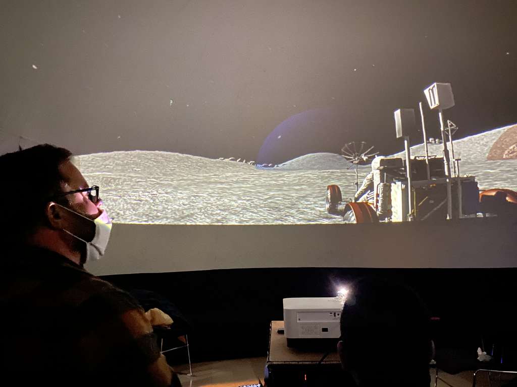 Exploration de la Lune en rover depuis un planétarium. © Dorian De Schaepmeester