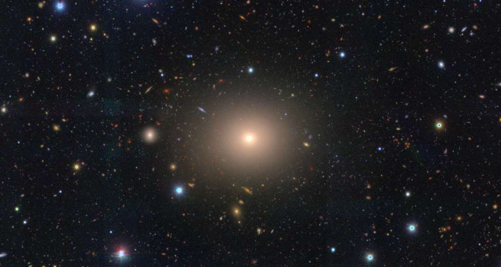 Une galaxie elliptique (NGC850) qui a arrêté son activité de formation d'étoiles il y a longtemps. On pense que les galaxies sur les images ci-dessous ressembleront à ceci après 10 milliards d'années. Cette image a été prise avec le télescope Subaru. © NAOJ, HSC-SSP
