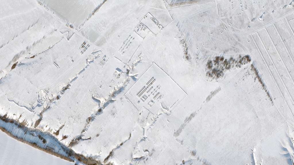 Dans la ville de Boguchar, sur le territoire russe, une base militaire a été créée de toutes pièces. Les satellites permettent de voir son activité comme sur cette image en décembre 2021 et les 13, 14 et 15 février 2022 sur les images suivantes. © 2022, Planet Labs Inc.