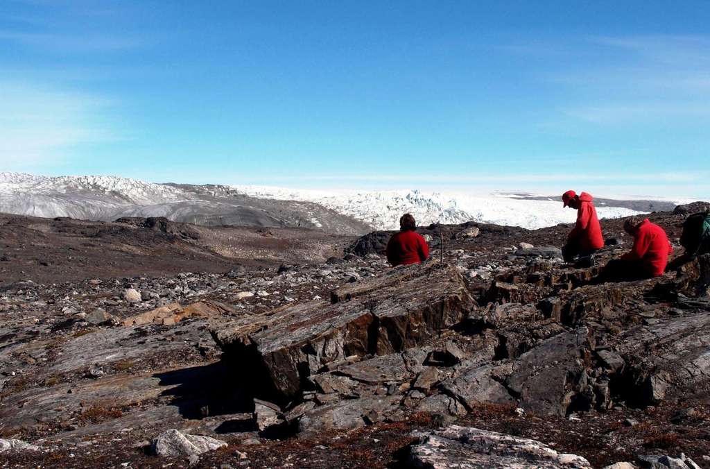 Sur cette photo, prise en juillet 2012, on voit l'équipe de géologues en plein travail sur le site d'Isua, au Groenland. C'est à l'occasion de cette expédition qu'ils ont trouvé ce qui est peut-être la plus ancienne trace d'une forme de vie sur Terre. © Laure Gauthiez
