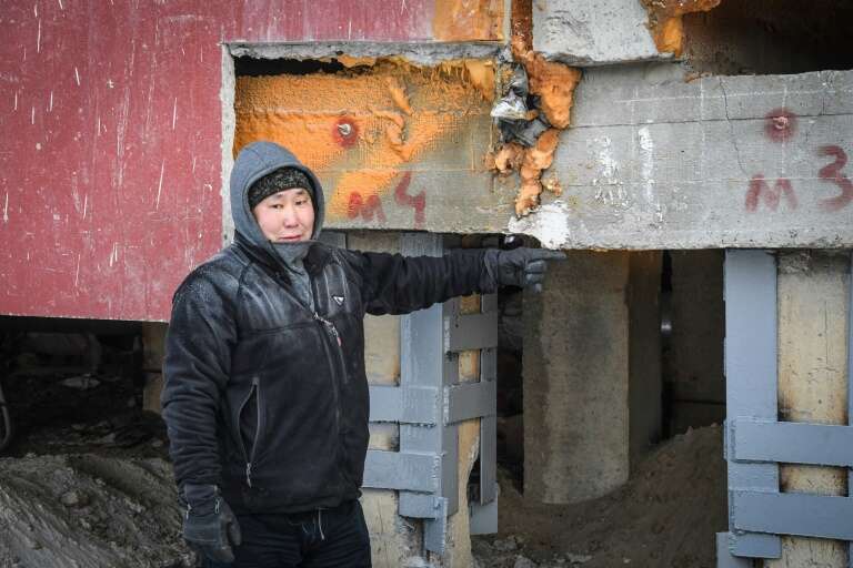 De nombreuses habitations de Iakoutsk en Sibérie sont abîmées ou fissurées, comme le montre Edouard Romanov, le 26 novembre 2018. © Mladen Antonov, AFP