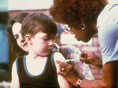 Infirmière vaccinant un enfant © Wikipedia, article vaccination. Source: Centers for Disease Control PHIL (Public health image library). Domaine public.