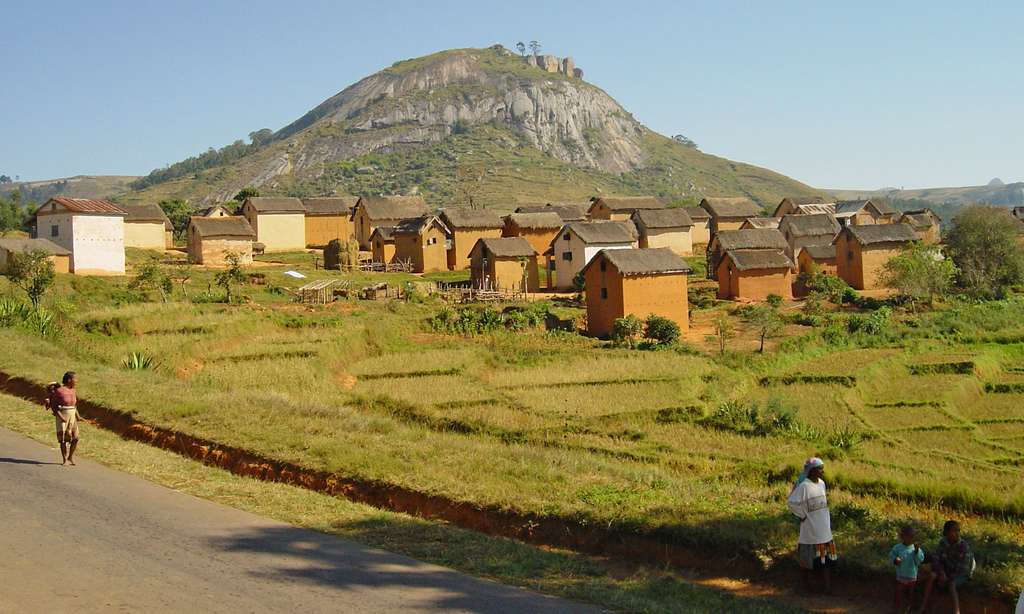 Village traditionnel le long de la nationale 7, Madagascar Village traditionnel le long de la nationale 7, Madagascar
