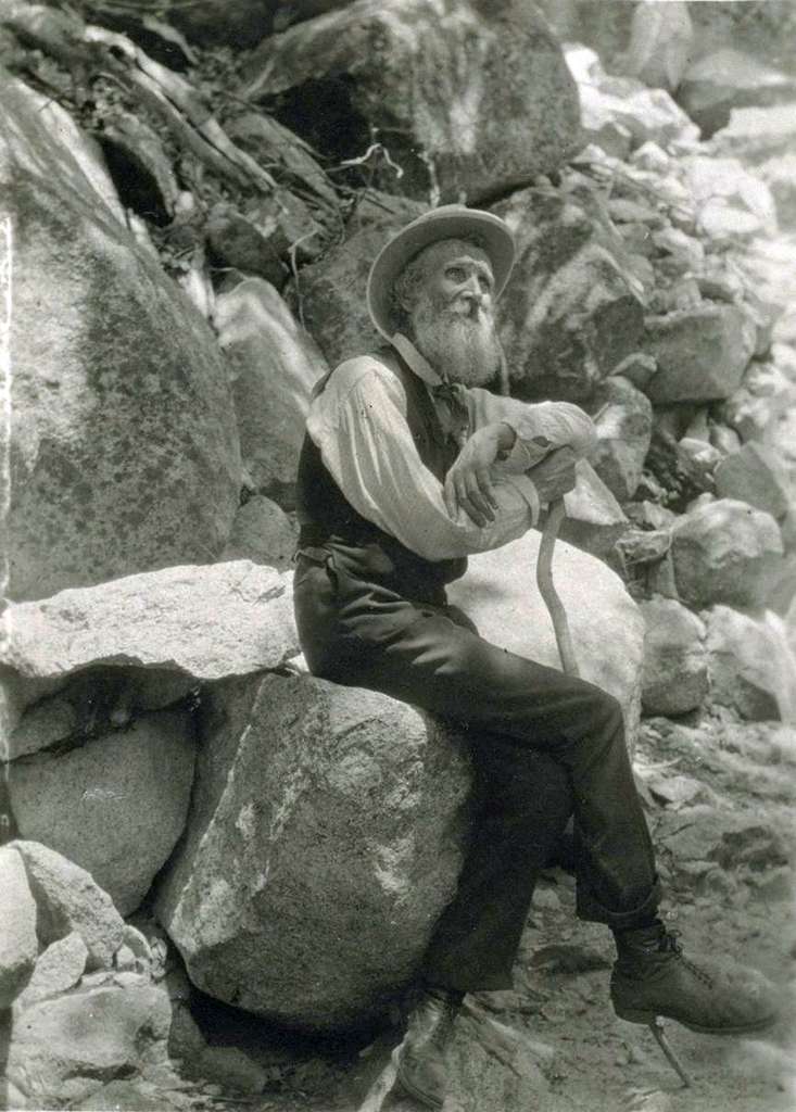Un portrait de John Muir parmi les roches de « son » parc national. © Domaine public 