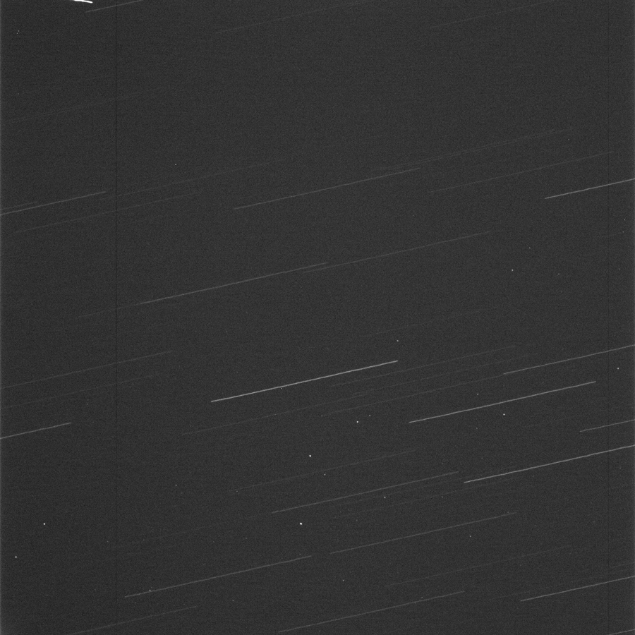 Les débris de la fusée ont été observés en premier le 26 mars par un télescope de l'observatoire suisse Zimmerwald. L'image étant fixée sur les débris, ceux-ci correspondent aux minuscules pellicules immobiles tandis que les traits horizontaux représentent le mouvement apparent des étoiles en arrière-plan. Les morceaux mesurent au moins quelques dizaines de centimètres de large. © Zimmerwald Observatory, AIUB