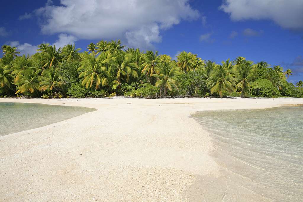 Motu, ou « Mouillage numéro 1 », dans un atoll désert Motu, ou « Mouillage numéro 1 », dans un atoll désert