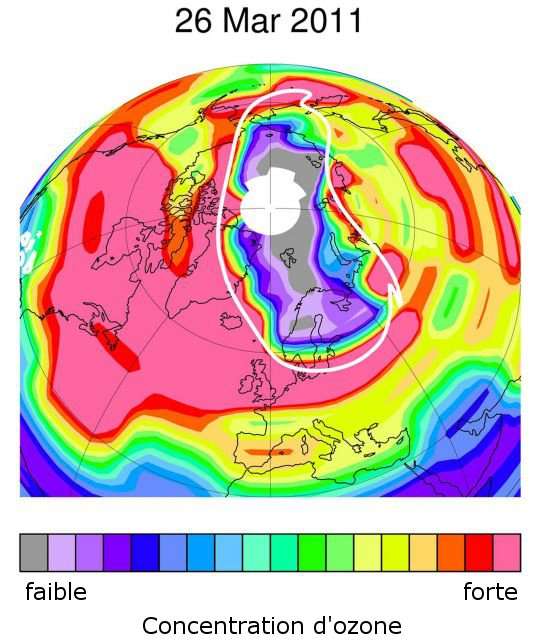 Concentration d'ozone au sein de la stratosphère. Les faibles concentrations au-dessus de l'Arctique témoignent du trou dans la couche d'ozone. © Manney et al. 2011 - Nature