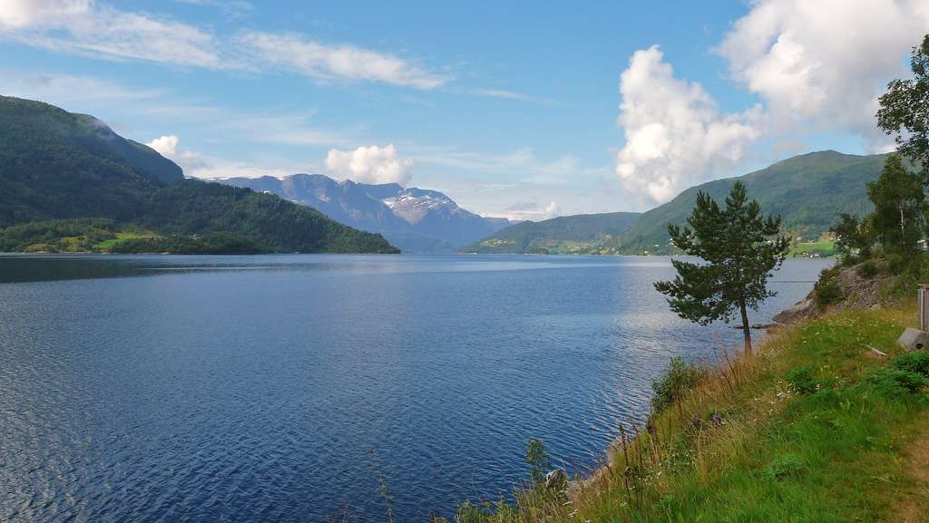 Le fjord Førde dans lequel la Norvège s’apprête à jeter des millions de tonnes de déchets miniers. © Ximonic, Simo Räsänen, Wikipédia, CC by-sa 2.5