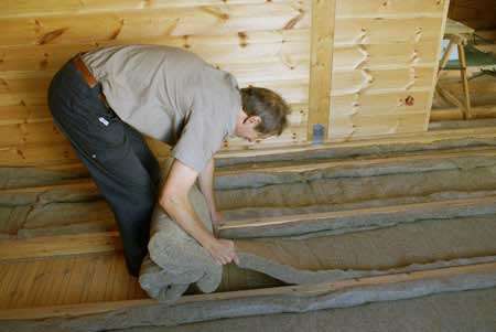 Isolation thermo-phonique d’un plancher avec du lin en rouleaux de 100 mm d’épaisseur. © Natur’lin