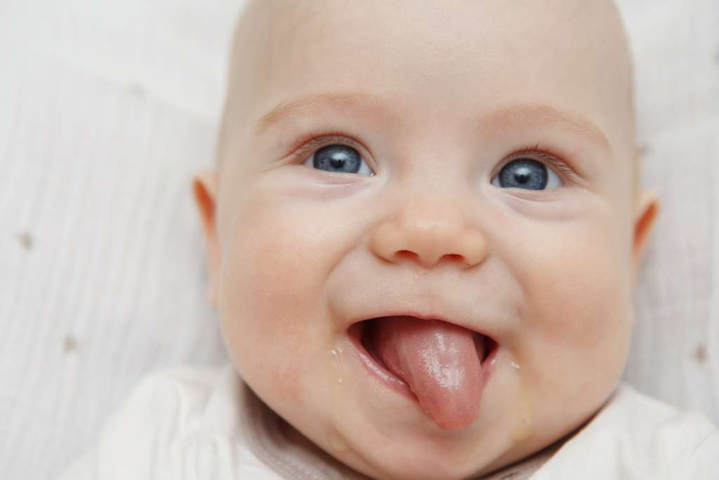L’ankyloglossie limite les mouvements linguaux. Chez le bébé, cela se manifeste par des difficultés d'allaitement au sein ou au biberon et qui l'empêchent de prendre du poids. © olgasparrow, Adobe Stock