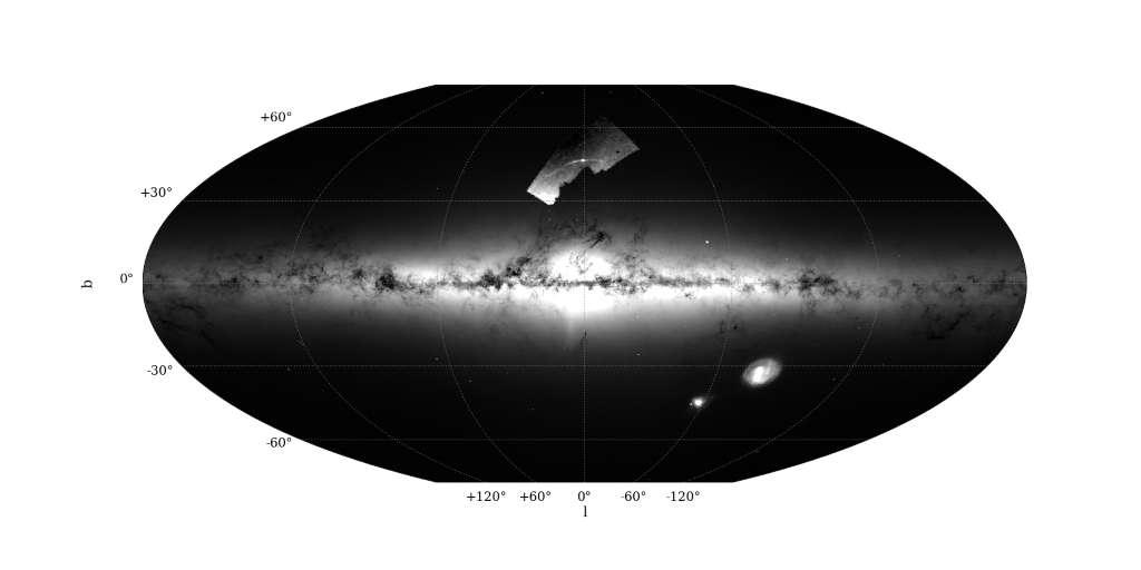 Sur cette vue du ciel, le nombre d’étoiles est plus élevé dans les régions les plus lumineuses. La majeure partie de l’image, où le plan de la Voie lactée est visible, est produite à l’aide des données Gaia eDR3. Le petit patch en haut au centre montre une région où des données plus profondes de Desi Legacy Imaging Survey (DECaLS) sont disponibles, ce qui permet de voir Palomar 5 et ses traînées d’étoiles. © M. Gieles et al., Gaia eDR3, Desi Decals