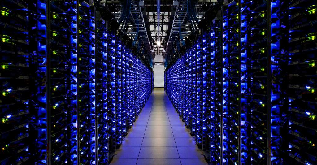 Le stockage des données informatiques est une question épineuse. Ici, des rangées d'armoires de serveurs de stockage d’un data center de Google. Les LED émettant une couleur bleutée indiquent que tout est opérationnel. © Google