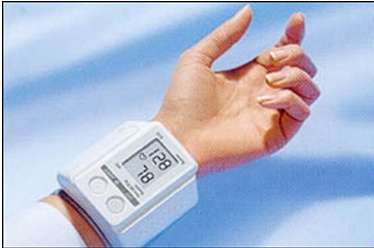 Tensiomètre de poignet. En cas d'hypertension artérielle, il est conseillé de surveiller régulièrement sa tension. Source : http://www.e-cardiologie.com/