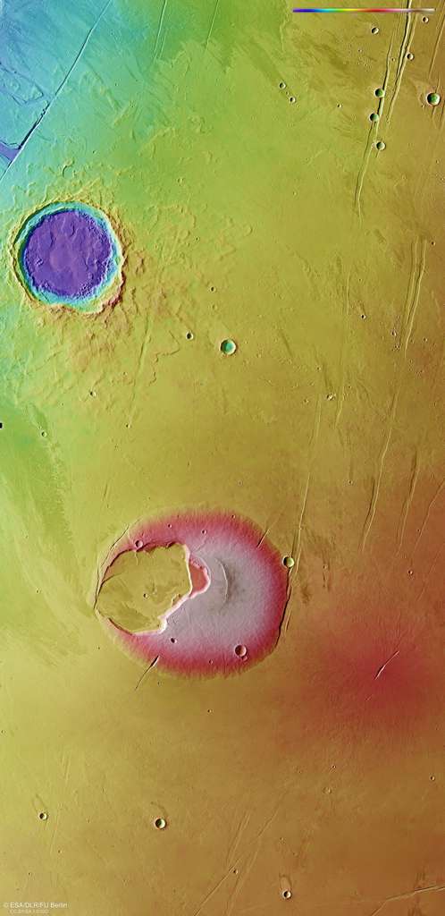 La même image en dégradé de couleurs pour montrer les variations topographiques. Le bombement surmonté d'une fissure, au sud-est du volcan, est bien visible (en rouge), de même que les traces de chenaux dans le coin nord-ouest. © ESA, DLR, FU Berlin, CC by-sa 3.0 igo