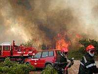 Les pompiers disposent de moyens terrestres et aériens. Les pompiers disposent de moyens terrestres et aériens.