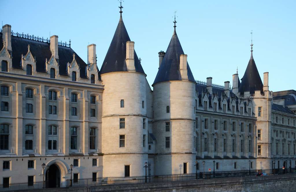 La Conciergerie, île de la Cité, Paris ; ancien palais royal devenu siège de Cour souveraine (Parlement), puis prison attenante au Palais de Justice. © Wikimedia Commons, domaine public