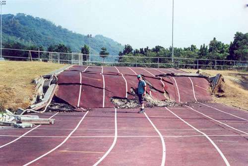 Séisme de Chichi : la faille de Chelungpu a rejoué dans le stade de Fu Shing (sud de Taichung) ; difficile alors pour un athlète de garder son couloir ! © D. Raymond