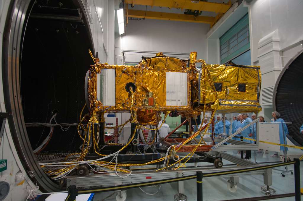 Jason-3 est un satellite construit par Thales Alenia Space autour de la plateforme Proteus. Il emporte l’altimètre Poseidon-3B, le système Doris pour l’orbitographie de précision, un radiomètre micro-ondes, une charge utile de localisation GPSP et un ensemble de réflecteurs à laser. © Rémy Decourt