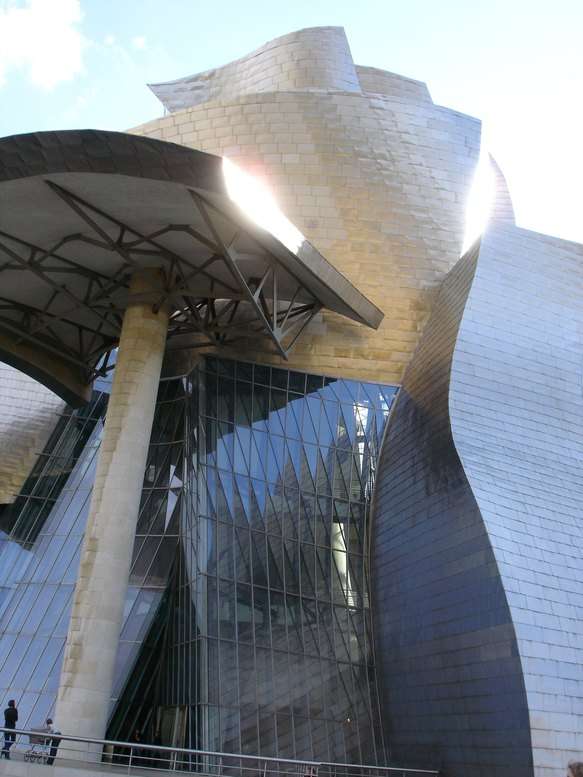 Le musée Guggenheim de Bilbao vu depuis l'esplanade Le musée Guggenheim de Bilbao vu depuis l'esplanade