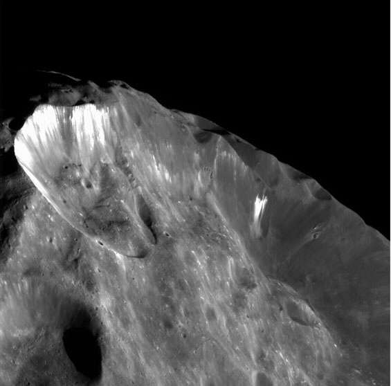 Zoom sur un des grands cratères de Phoebe Zoom sur un des grands cratères de Phoebe