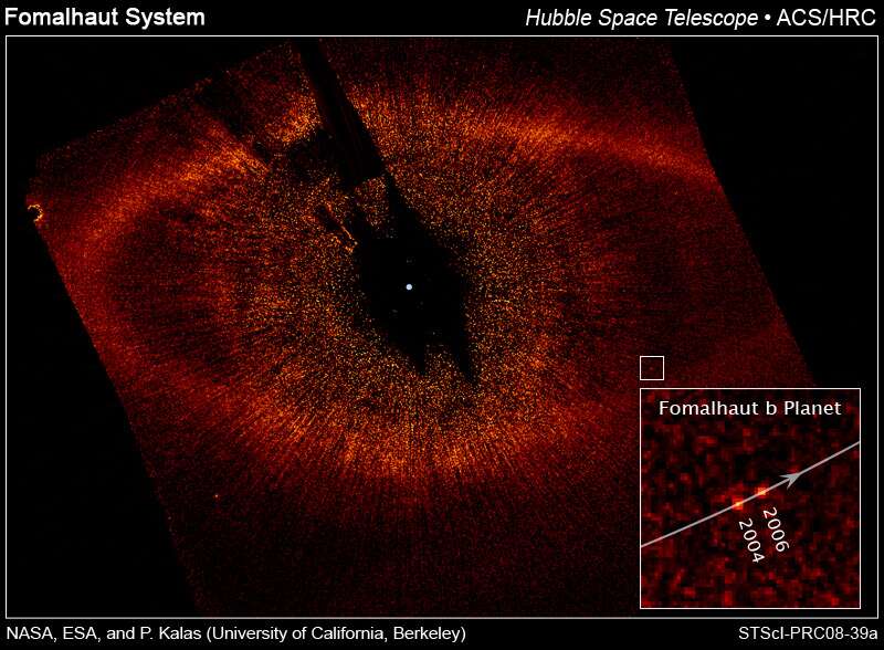 Parmi les quelque 1.126 systèmes extrasolaires découverts en une vingtaine d’années, l’étoile α Piscis Austrini ou Fomalhaut, visible à l’œil nu, est une des rares à bénéficier d’un véritable nom propre. D’origine arabe, fum al-hūt signifie « la bouche du poisson ». Pour les Perses, elle incarnait, voici 5.000 ans, une des « quatre étoiles royales ». Sur cette image composite prise par le télescope spatial Hubble, on découvre le vaste disque de poussière qui ceint la jeune étoile ainsi que la présence d’un corps massif désigné comme étant la planète Fomalhaut b. © Nasa, Esa, P. Kalas, J. Graham, E. Chiang, E. Kite (University of California, Berkeley), M. Clampin (Nasa Goddard Space Flight Center), M. Fitzgerald (Lawrence Livermore National Laboratory), K. Stapelfeldt et J. Krist (Nasa, JPL)