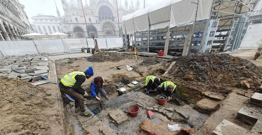 Les archéologues ont investi la place Saint-Marc pendant plusieurs semaines, exhumant les vestiges d'une église médiévale et une mystérieuse tombe. © Soprintendenza ABAP