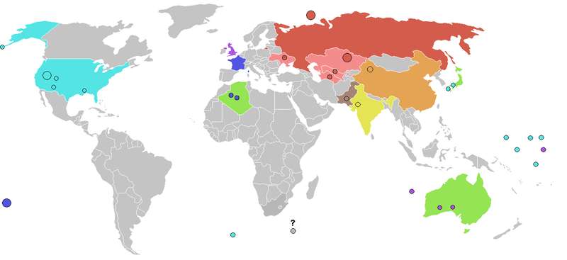 Cartographie mondiale des sites d'essais de bombes nucléaires. Ils sont indiqués par les points, les plus gros marquant la position de zones où plus de 100 explosions ont été provoquées. Les cercles ne correspondent pas à des emplacements géographiques précis pour l'Ukraine, l'Ouzbékistan et le Turkménistan. © Roke, Wikimedia Commons, cc by sa 3.0