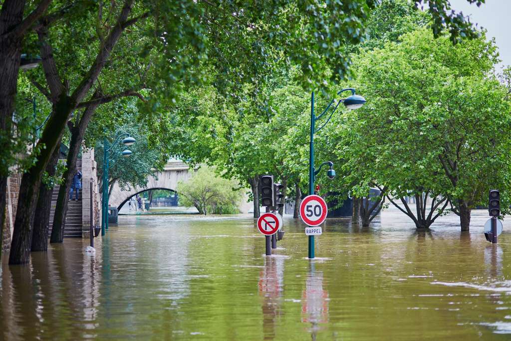 Montée des eaux, inondations d'un côté, sécheresse, canicule d'un autre, le dérèglement climatique va intensifier catastrophes naturelles. © Ekaterina Pokrovsky, Adobe Stock