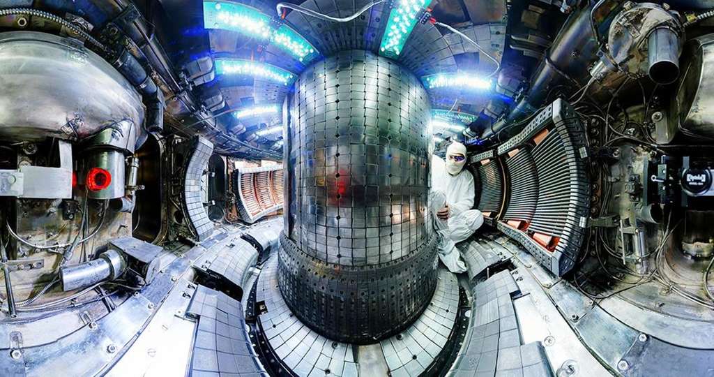 Une vue de l'intérieur du tokamak Alcator C-Mod du MIT. La machine a battu son record du monde pour la pression du plasma dans un tokamak lors de son chant de cygne. © Plasma Science and Fusion Center