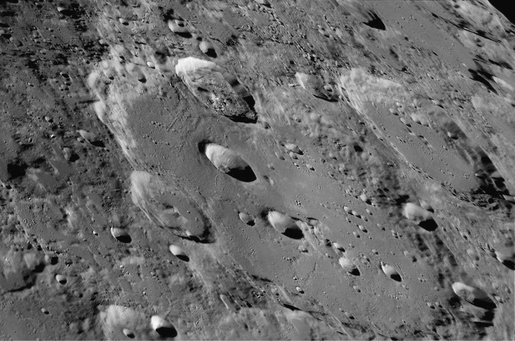 Le cratère Clavius, du nom d'un astronome et mathématicien jésuite, est l'un des plus grands cratères lunaires. Il est proche du pôle Sud de la Lune et de son terminateur. © Luc Cathala, EAPOD