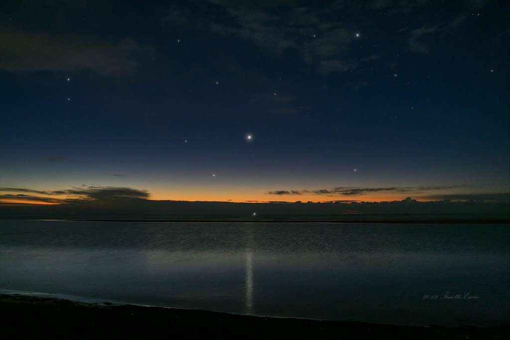 L'alignement planétaire saisi à l'aube du 3 décembre depuis la lagune de Venise. © Enrico Finotto