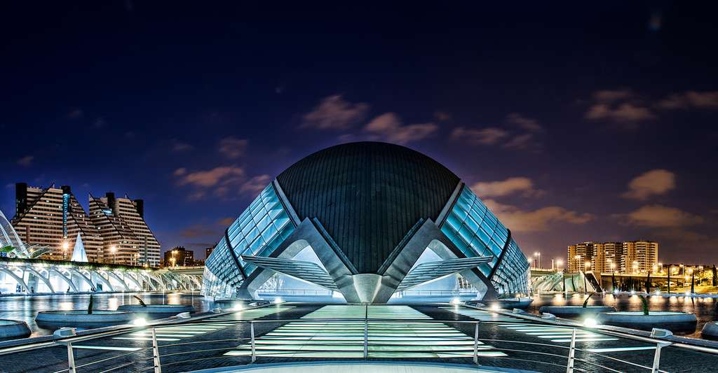 L’Hemisfèric, à la Cité des arts et des sciences de Valence L’Hemisfèric, à la Cité des arts et des sciences de Valence