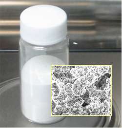 Les premiers grammes de particules d'hydrures d'aluminium obtenus dans le laboratoire de Shin-ichi Orimo en 2007. Crédit : Institute for Material Research